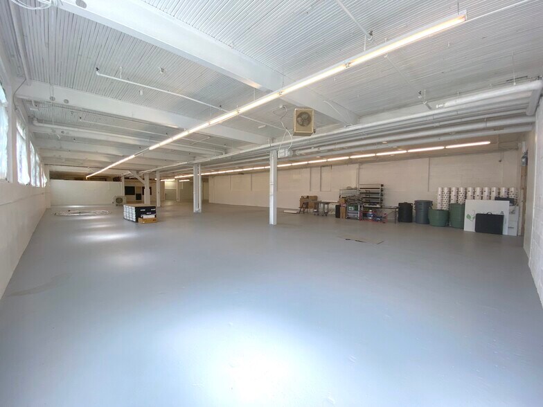 More Photos Of 2424 Rue Des Carrières, Montréal Light Manufacturing For Lease