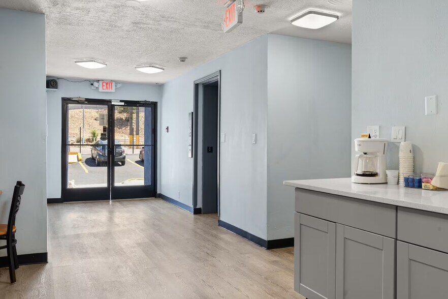More Photos Of 1520 Candelaria Rd NE, Albuquerque Hotel For Sale