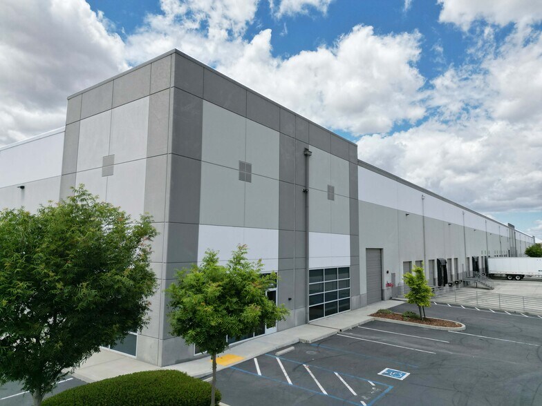 More Photos Of 8670 Fruitridge Rd, Sacramento Warehouse For Lease