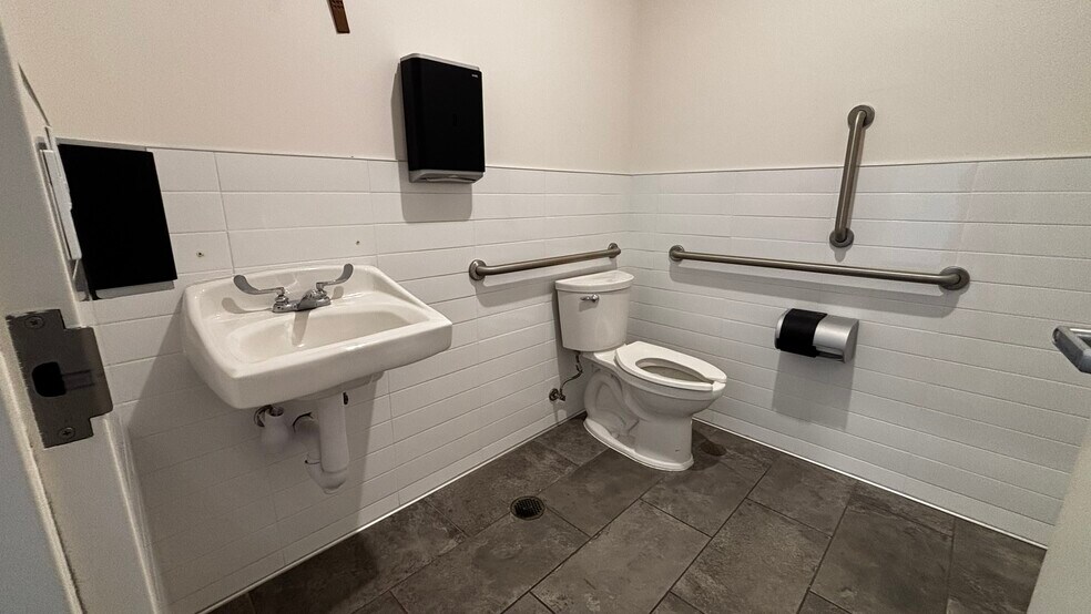 More Photos Of 4825 E 82nd St, Indianapolis Freestanding For Lease