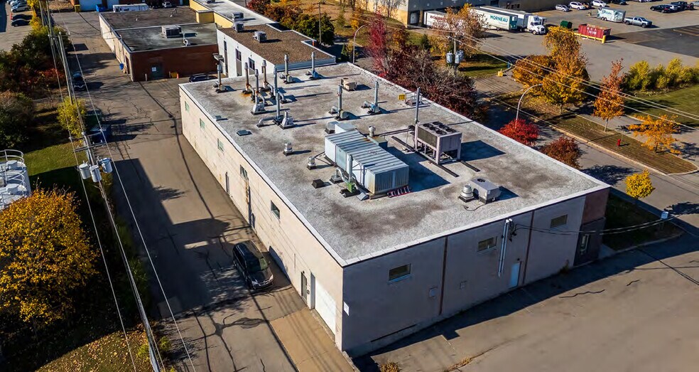 More Photos Of 88 Av Leacock, Pointe-claire Manufacturing For Sale