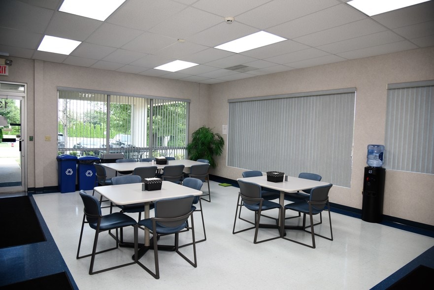 More Photos Of 131 Dawson Dr, Winchester Office For Lease