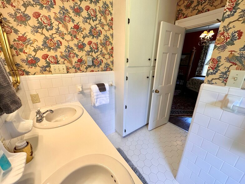 More Photos Of 615 College St, Clinton Hotel For Sale