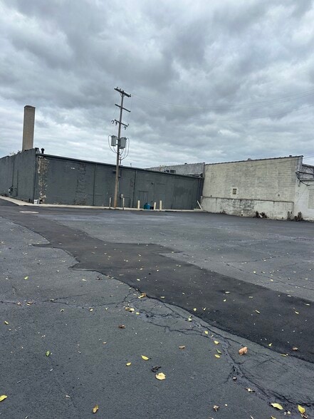 More Photos Of 398 Auburn Rd, Pontiac Warehouse For Lease