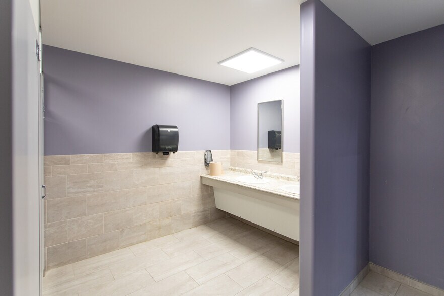 More Photos Of 901 9th St N, Great Falls Showroom For Sale