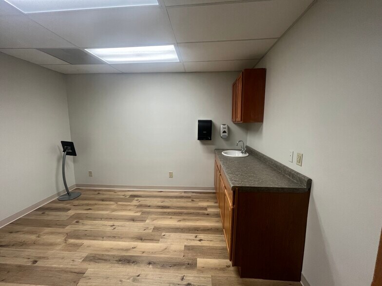 More Photos Of 7810 W Good Hope Rd, Milwaukee Office For Sale