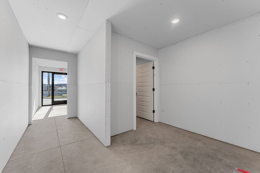 More Photos Of 201 Blue Sky ln, Hollister Flex For Lease