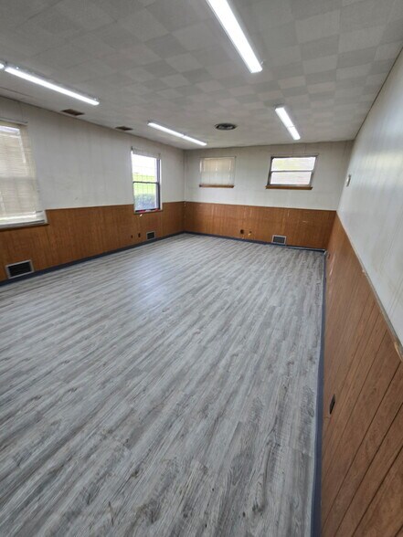 More Photos Of 1230 S Expressway Dr, Toledo Manufacturing For Lease