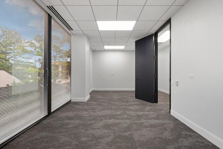 More Photos Of 17 S Briar Hollow Ln, Houston Office Residential For Lease