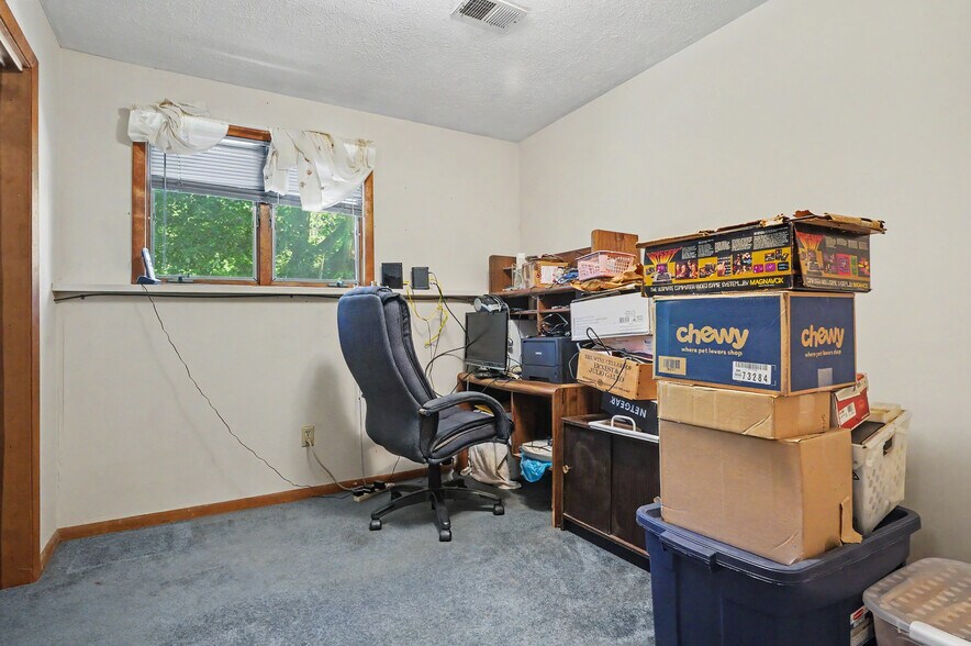 More Photos Of 4250 Herr Fieldhouse Rd, Southington Veterinarian Kennel For Sale
