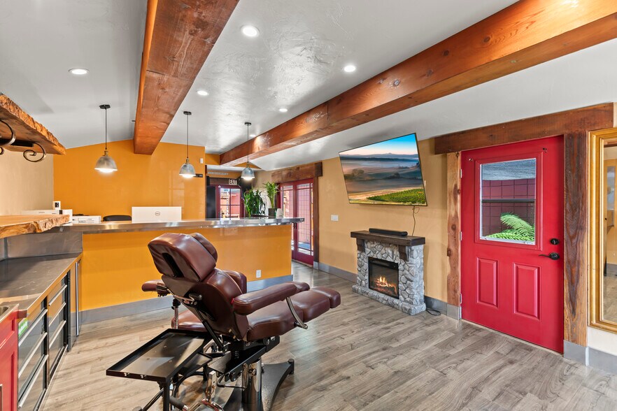 More Photos Of 1637 Del Monte Blvd, Seaside Storefront For Sale