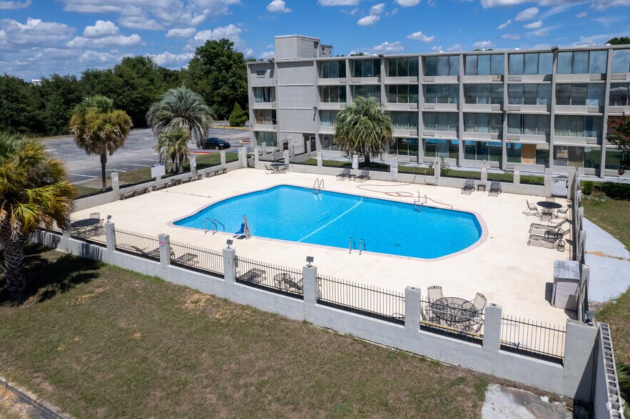 911 E Oglethorpe Blvd  