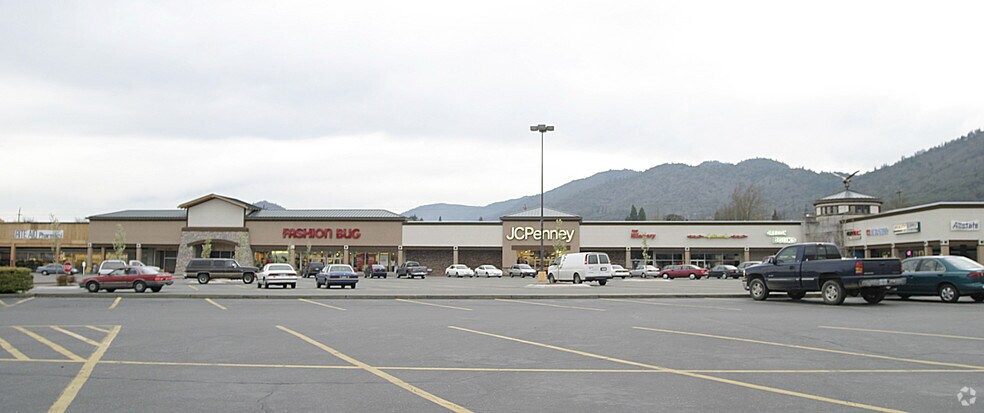 More Photos Of 915 NE D St, Grants Pass General Retail For Lease