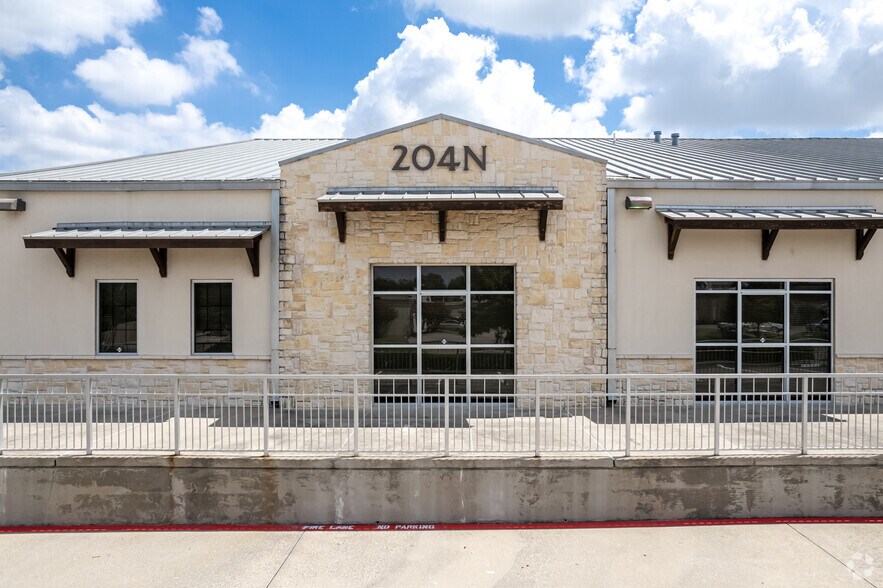 More Photos Of 202-204 N Dooley St, Grapevine Medical For Sale