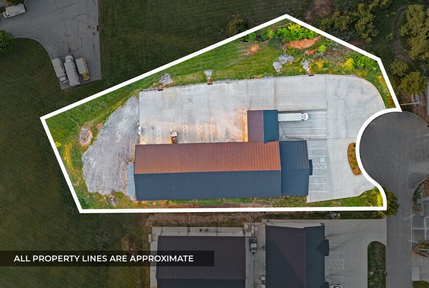 More Photos Of 1040 Smokestack Dr, Clarksville Warehouse For Lease
