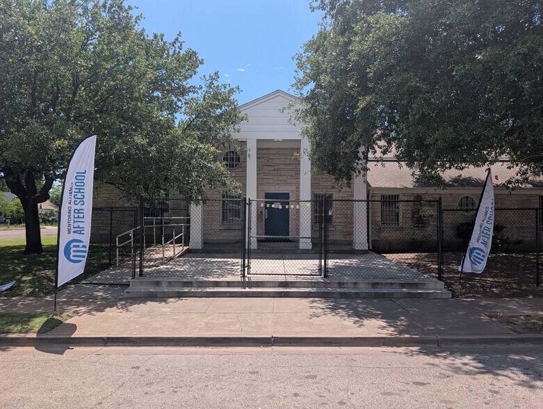 More Photos Of 2101 Alexander Ave, Waco Schools For Sale