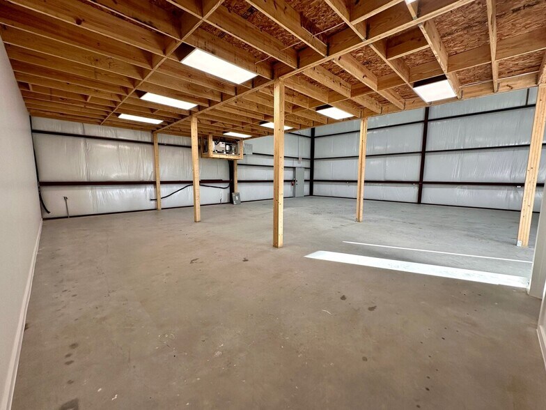 More Photos Of 10100 Darden Hill Rd, Austin Light Distribution For Sale