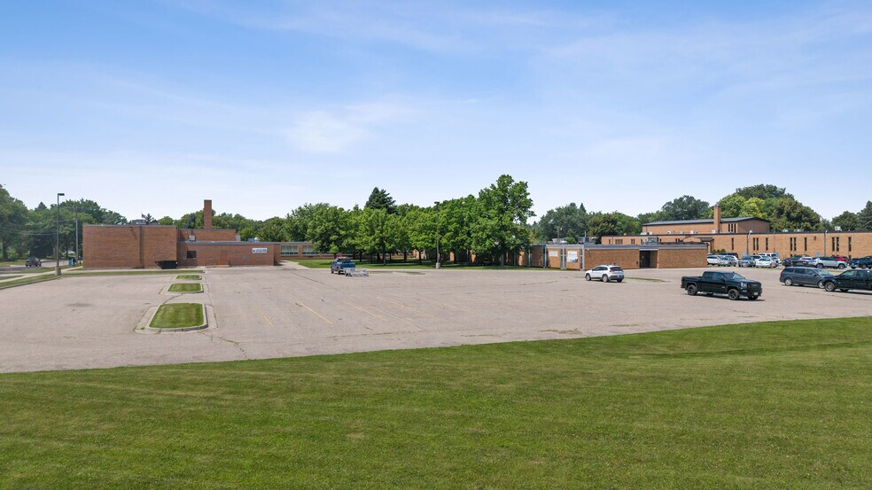 More Photos Of 1110 S 14th St, Moorhead Specialty For Sale