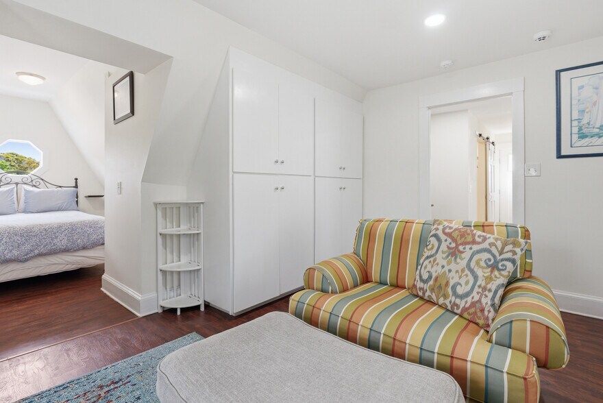 More Photos Of 119 N Davis St, Southport Hospitality For Sale