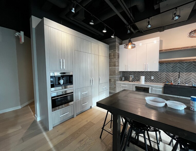 More Photos Of 3223 5 Av NE, Calgary Office For Sale