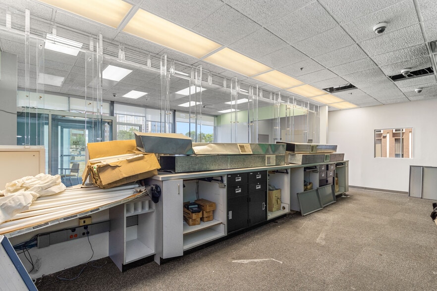 More Photos Of 20800 Greenfield Rd, Oak Park Medical For Sale