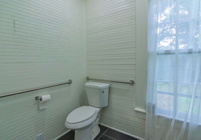 More Photos Of 322 Fort Ln, Hamilton Storefront Retail Residential For Sale