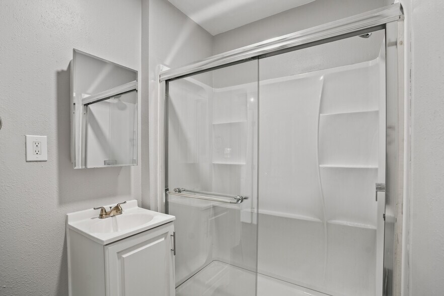 More Photos Of 1006 15th Ave NW, Largo Multifamily For Sale