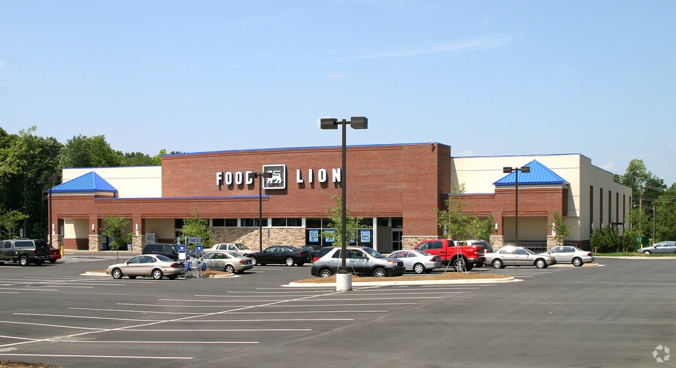 More Photos Of 2538-2546 Somerset Center Dr, Winston-Salem Storefront For Lease