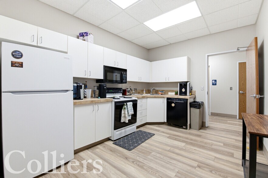 More Photos Of 1036 E Iron Eagle Dr, Eagle Office For Sale