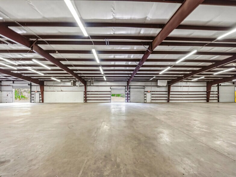 More Photos Of 235 Commerce St, Brevard Manufacturing For Sale