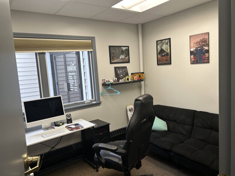 More Photos Of 70 Ridge Rd, Ontario Showroom For Lease