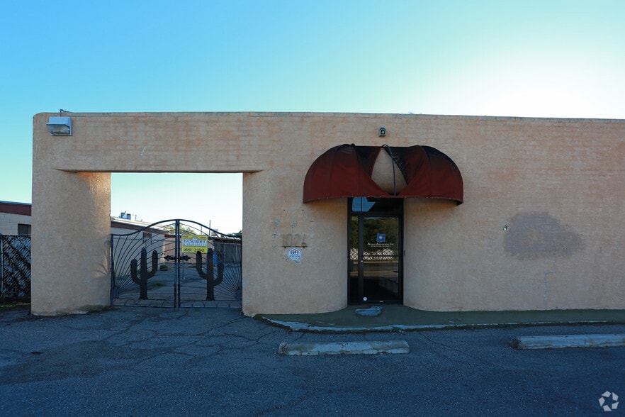 Primary Photo Of 1026 N Columbus Blvd, Tucson Light Manufacturing For Sale