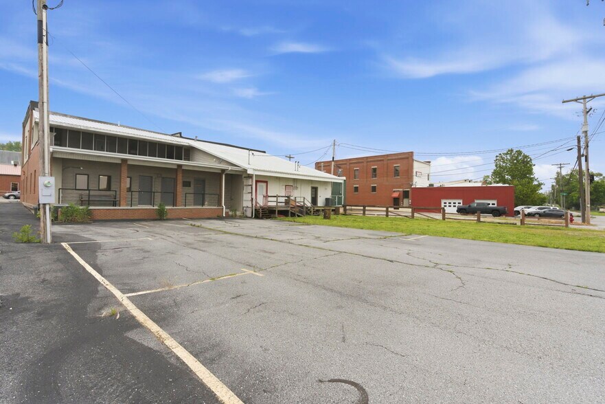 More Photos Of 805 Main St, Cassville General Retail For Sale