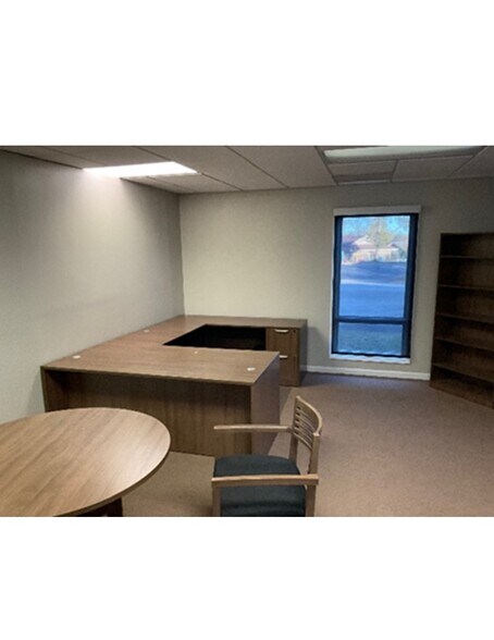 More Photos Of 300 Henry Pl, Spartanburg Flex For Lease