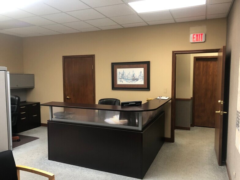 More Photos Of 14047 W Petronella Dr, Libertyville Office For Sale
