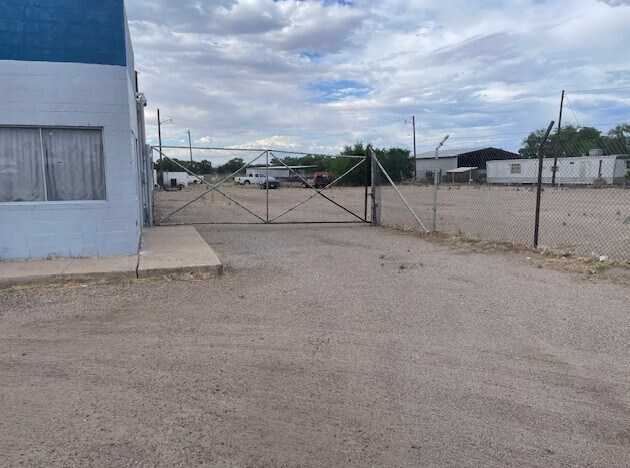 More Photos Of 800 E River Rd, Belen Auto Repair For Lease