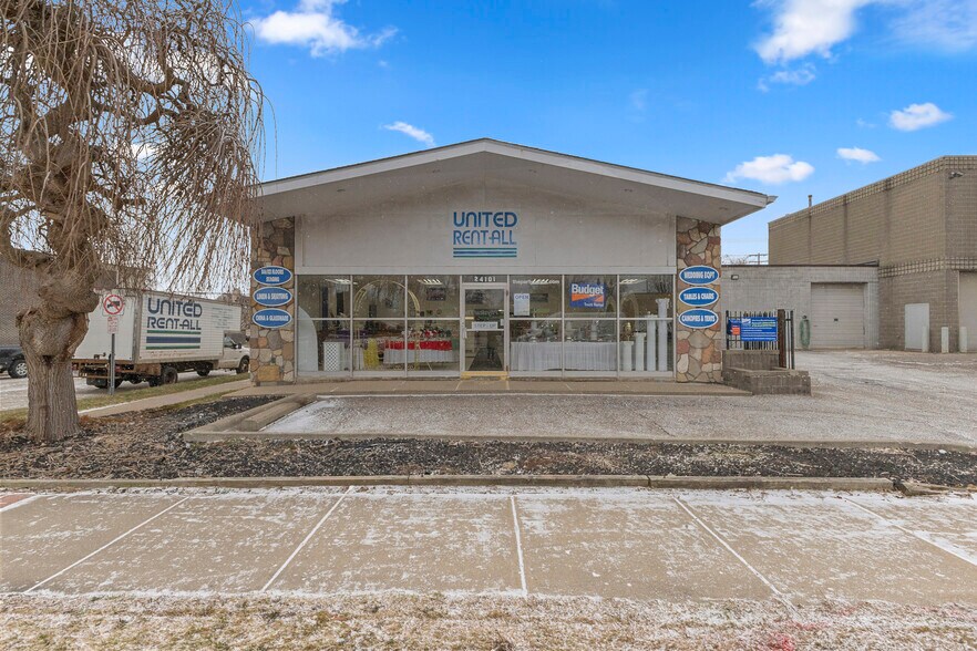 More Photos Of 24101 W Warren St, Dearborn Heights Freestanding For Sale