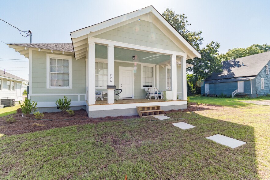 More Photos Of 302 Picadilly St, Columbia Specialty For Sale