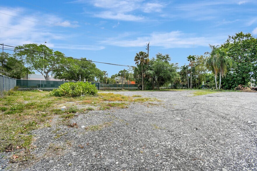 More Photos Of 2160 NW 24th St, Fort Lauderdale Auto Dealership For Sale