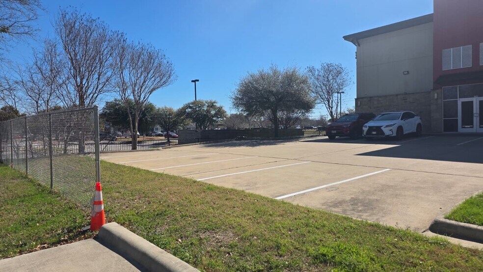 More Photos Of 1713 Park Pl, College Station General Retail For Lease
