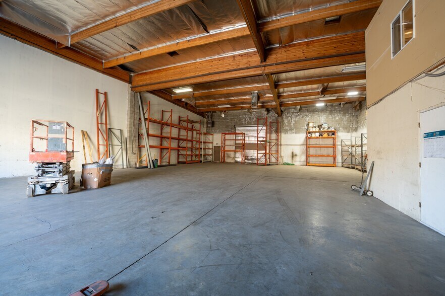 More Photos Of 39360 3rd St E, Palmdale Warehouse For Lease