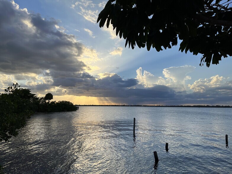 More Photos Of 3120-3131 E Riverside Dr, Fort Myers Research And Development For Sale