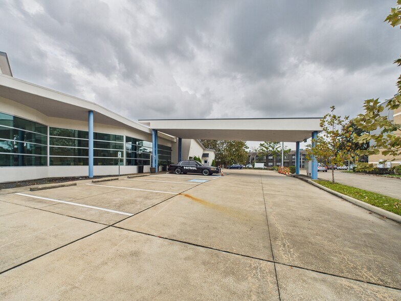 Primary Photo Of 2620 Tanglewilde St, Houston Medical For Sale