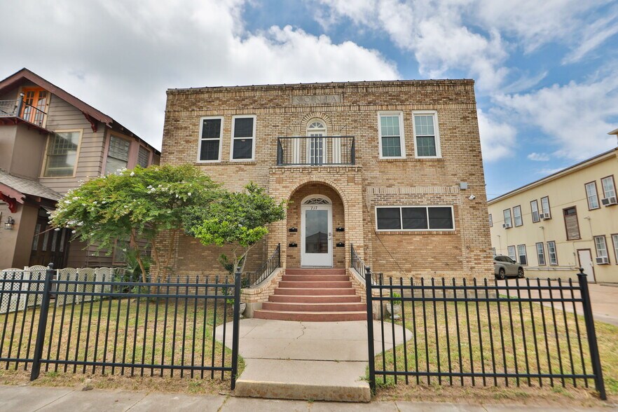 More Photos Of 717 Broadway St, Galveston Apartments For Sale