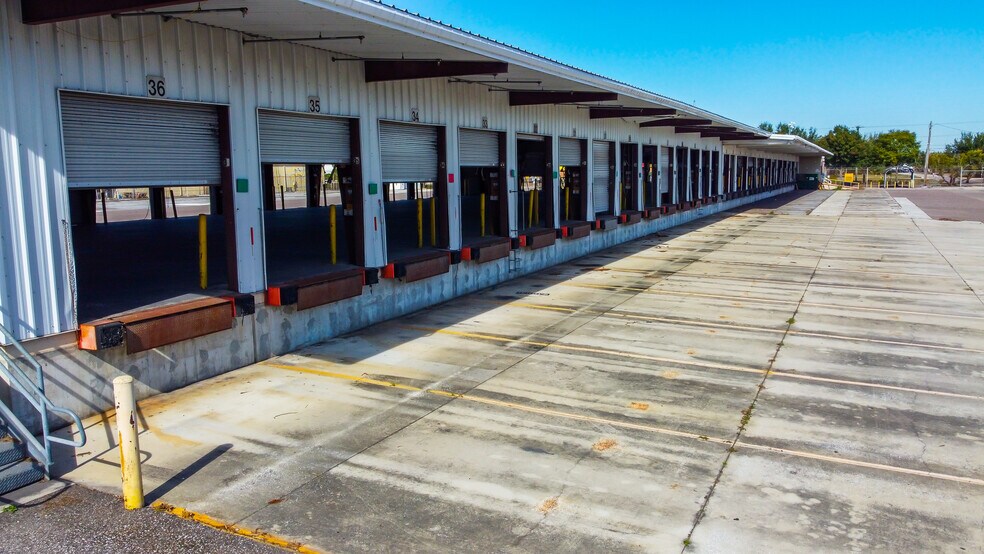 More Photos Of 9801 Palm River Rd, Tampa Truck Terminal For Lease