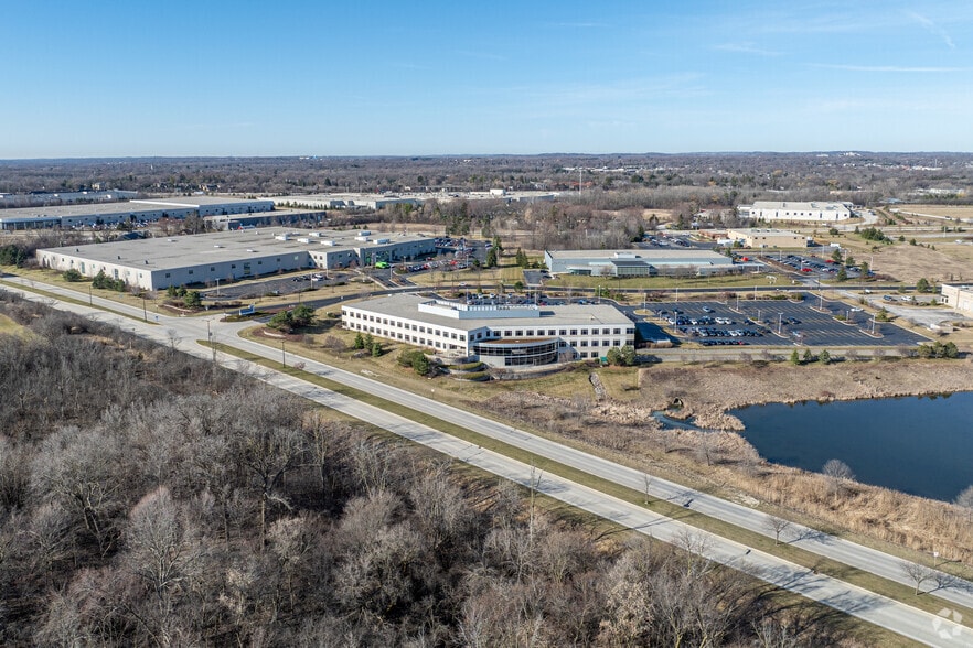 More Photos Of N86W12500 Westbrook Xing, Menomonee Falls Office For Lease