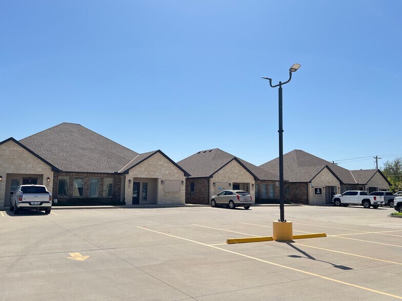 More Photos Of 11900 N MacArthur, Oklahoma City Office For Lease