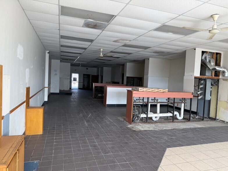 More Photos Of 300-320 Wolf River Plz, New London Freestanding For Lease