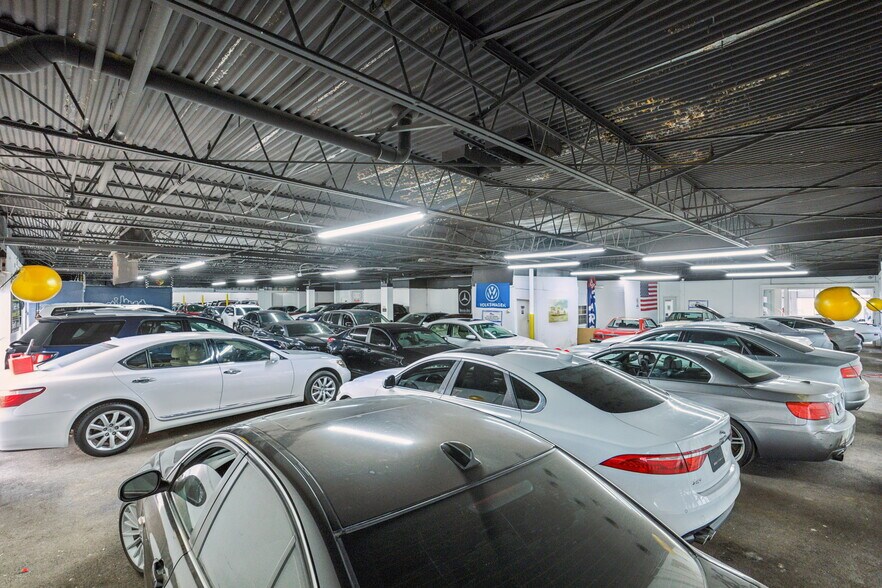 More Photos Of 1365 Regal Row, Dallas Distribution For Sale