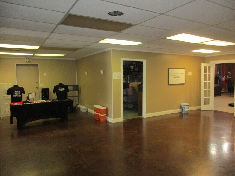 More Photos Of 7619-7621 E 46th Pl, Tulsa Showroom For Sale